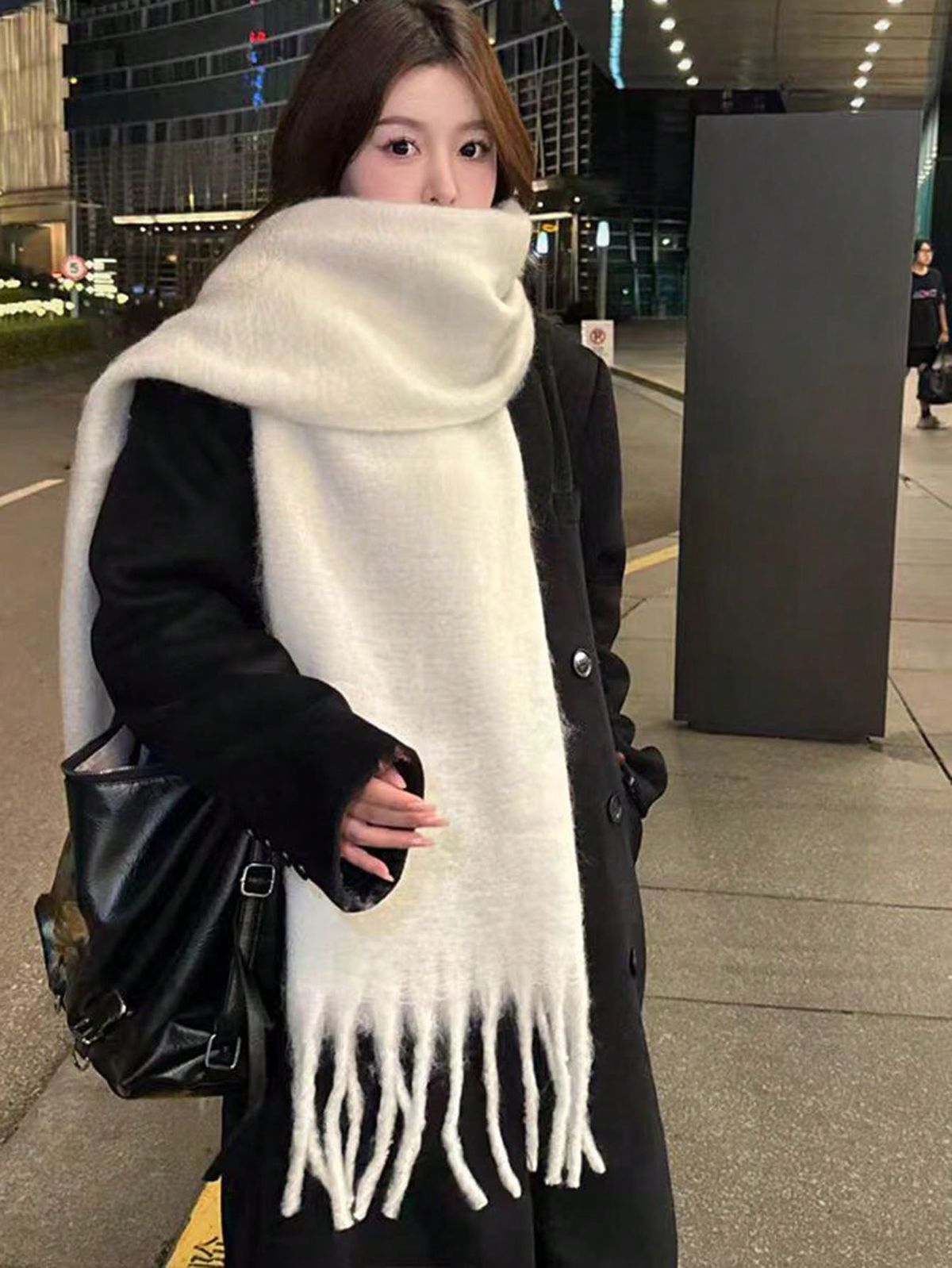 Vẻ Đẹp “Không Thể Chạm Tới” Của Chương Nhược Nam: Bí Quyết Là Gì? 8 Khăn len trơn màu trung tính, phụ kiện mùa đông tối giản dễ phối đồ