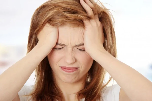 Tóc Đau Là Sao? Có Thật Không Hay Chỉ Là Tưởng Tượng? 2 dau dau rung toc la bieu hien benh gi cach khac phuc the nao 48ee5a95d2