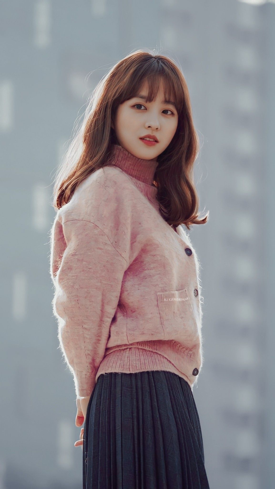 Thời trang mùa đông của Kim So Hyun: 1 item đơn giản nhưng cân mọi outfit 8 Kim So Hyun mặc cardigan dáng gọn, phong cách mùa đông tối giản, phối cùng áo len hoặc váy đơn sắc