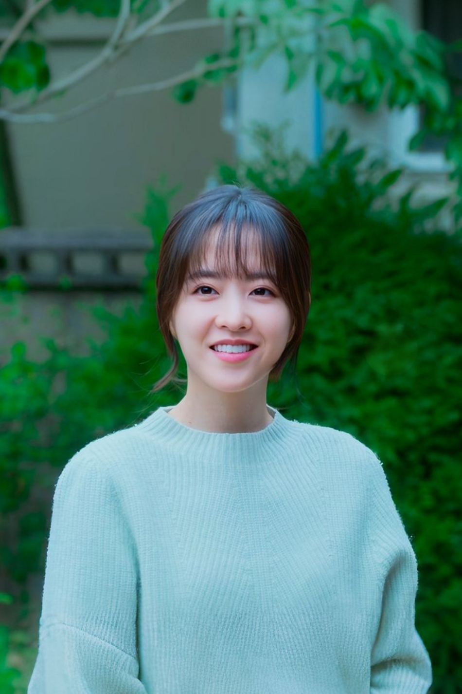 Thời trang mùa đông của Kim So Hyun: 1 item đơn giản nhưng cân mọi outfit 4 Kim So Hyun mặc áo len cổ tròn basic phong cách mùa đông tối giản, mix cùng các item cơ bản như quần suông hoặc váy đơn sắc.