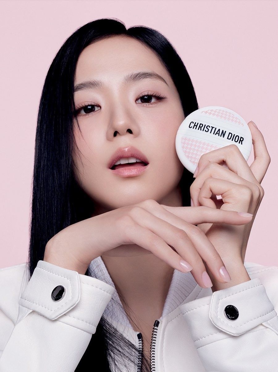 Hình mẫu Total Look của Đại sứ toàn cầu Dior trong chiến dịch Jisoo Dior Fragrance kết hợp thời trang và nước hoa.