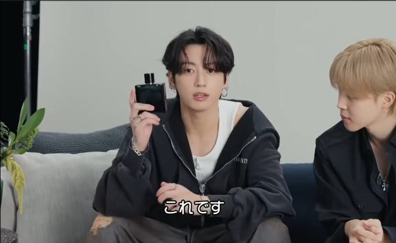 Jungkook cầm nước hoa Bleu de Chanel trong Are You Sure 2 – mùi hương sạch, nam tính