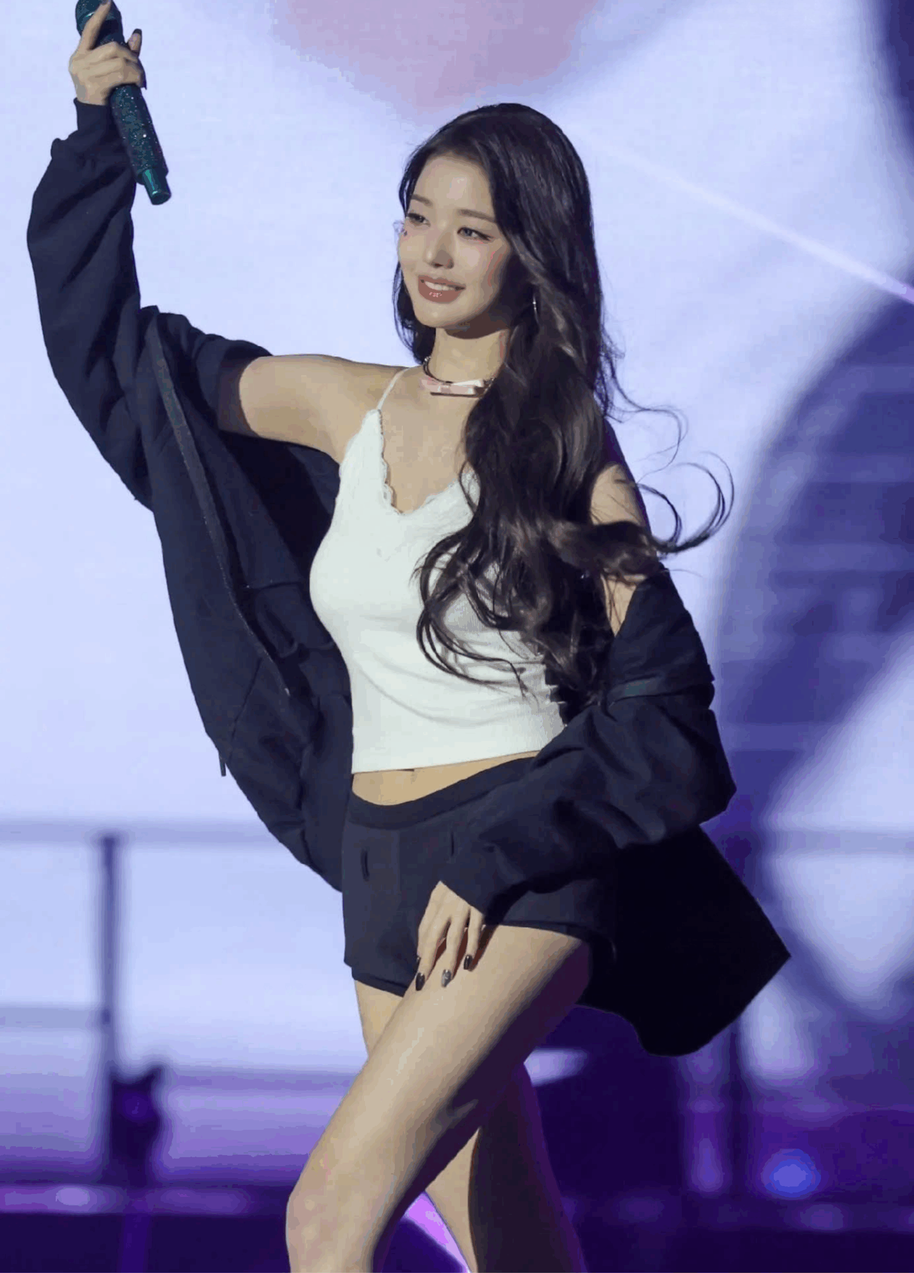 Cận cảnh outfit áo Camisole phối ren của Jang Won-young tạo nên làn sóng cheap moment và tình trạng sold-out nhanh chóng.