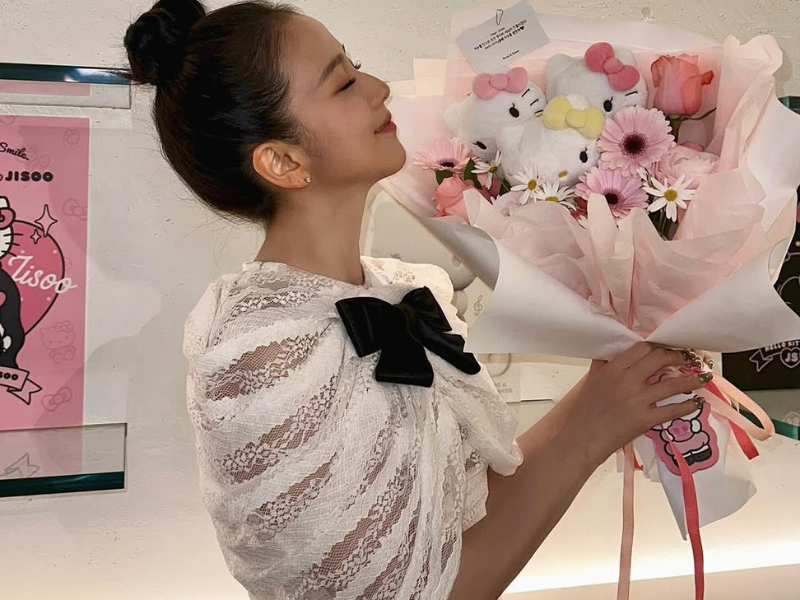 Jisoo BLACKPINK mặc váy xếp nếp của local brand Việt ONONMM tại sự kiện Hello Kitty Pop-up ở Hàn Quốc.