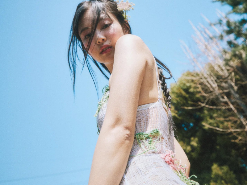 Jennie trong bộ ảnh sinh nhật mới gây bùng nổ 2 Vẻ đẹp nàng thơ của Jennie trong bộ ảnh sinh nhật với thiết kế váy lưới thêu hoa mềm mại và nữ tính.
