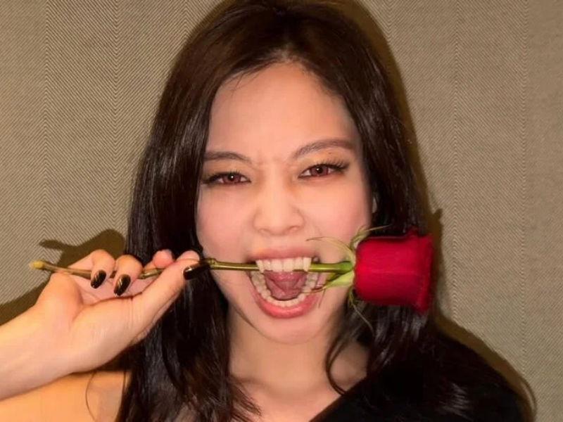 Jennie vampire makeup gây bão Beauty Trend 2026 2 Sức lan tỏa của xu hướng Jennie vampire makeup và các phong trào làm đẹp sáng tạo trên các nền tảng mạng xã hội.
