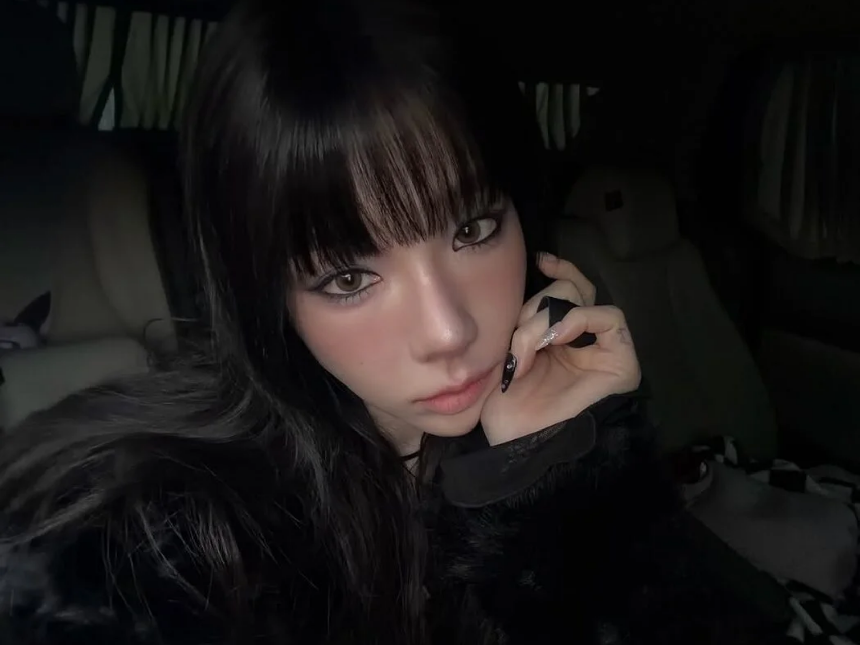 Jennie vampire makeup gây bão Beauty Trend 2026 6 Sự khác biệt rõ rệt giữa phong cách Jennie vampire makeup sắc sảo và xu hướng Messy Girl lộn xộn một cách có chủ đích.