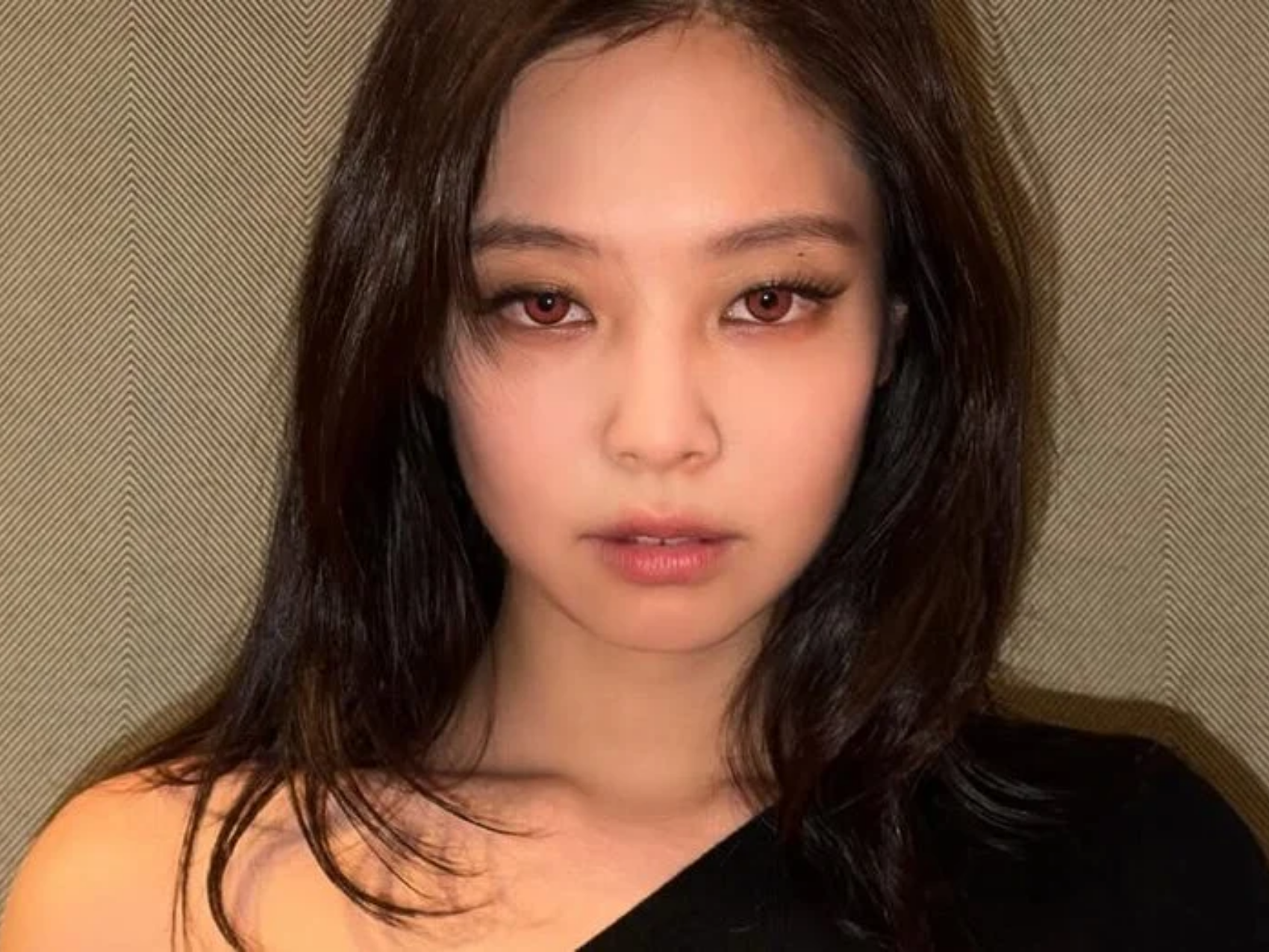 Jennie vampire makeup gây bão Beauty Trend 2026 3 Kỹ thuật trang điểm mắt khói huyền bí theo phong cách Jennie vampire makeup – điểm nhấn cốt lõi của xu hướng Vampire Romantic.