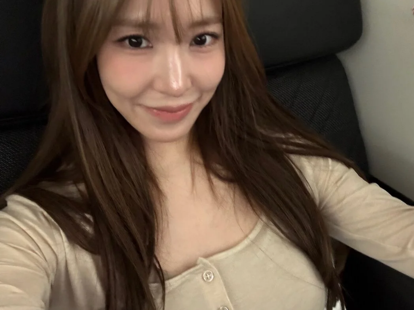 Layout trang điểm sắc nét của Tiffany Young với các K-beauty item cao cấp, tôn vinh vẻ đẹp hiện đại và tinh tế.