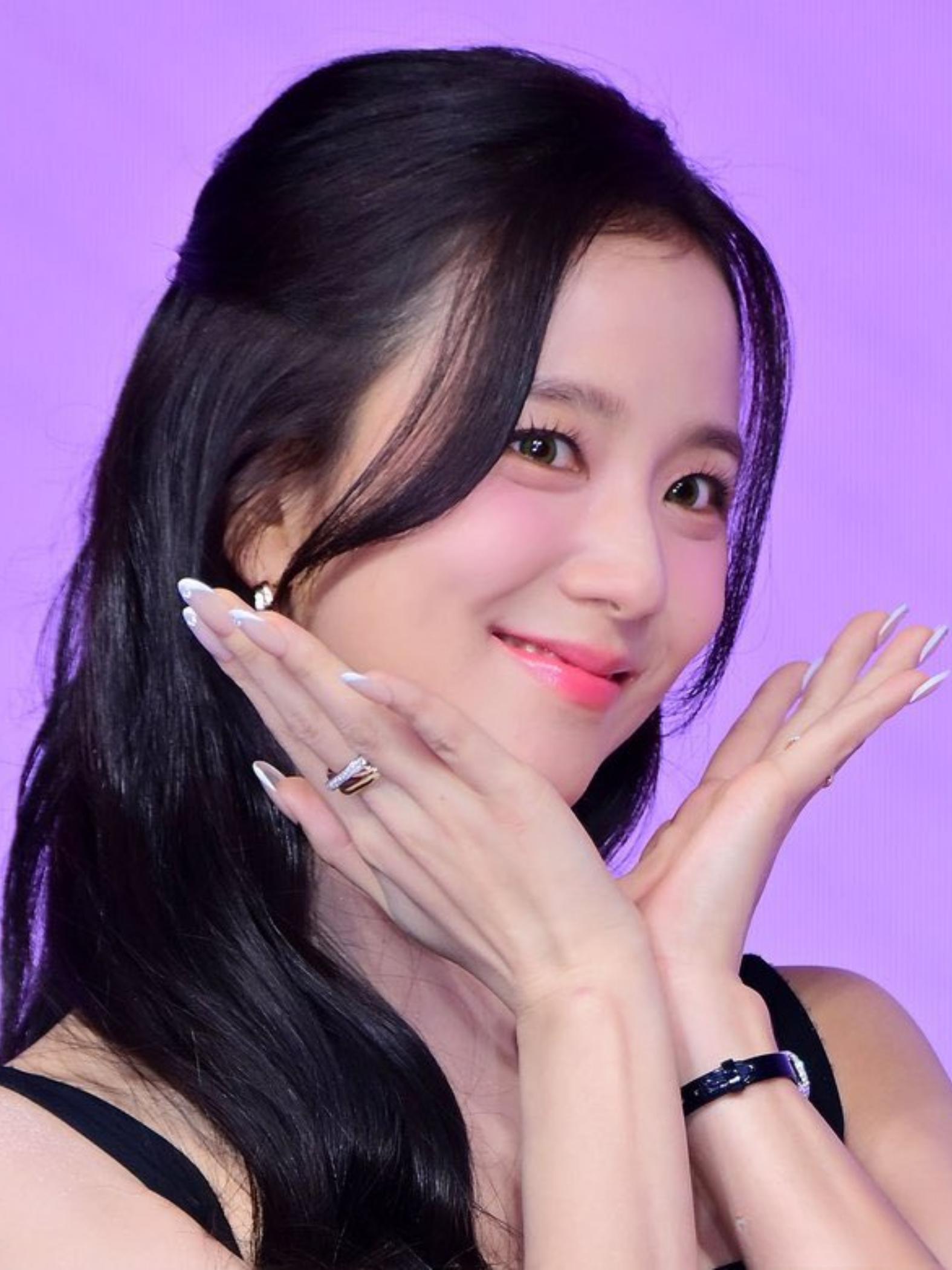 Visual Jisoo tại họp báo Boyfriend on Demand gây sốt truyền thông 2026 3 Visual Jisoo tại họp báo Boyfriend on Demand tỏa sáng với lớp nền Glass Skin trong suốt chuẩn xu hướng làm đẹp 2026.