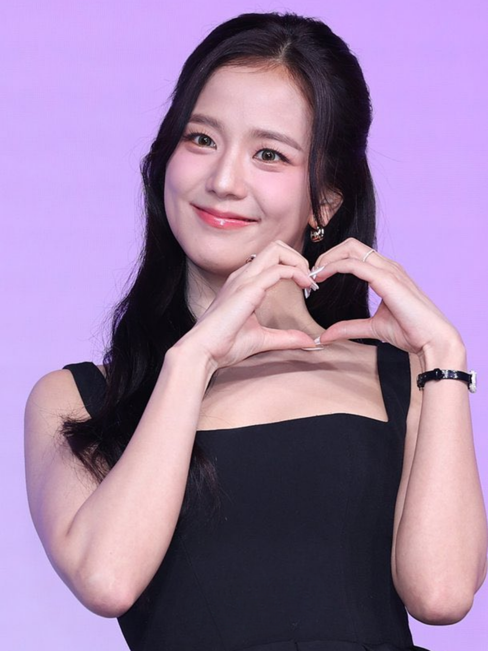 Visual Jisoo tại họp báo Boyfriend on Demand gây sốt truyền thông 2026 4 Visual Jisoo tại họp báo Boyfriend on Demand đầy ngọt ngào trong tông makeup hồng đào tạo hiệu ứng "first love" (tình đầu).