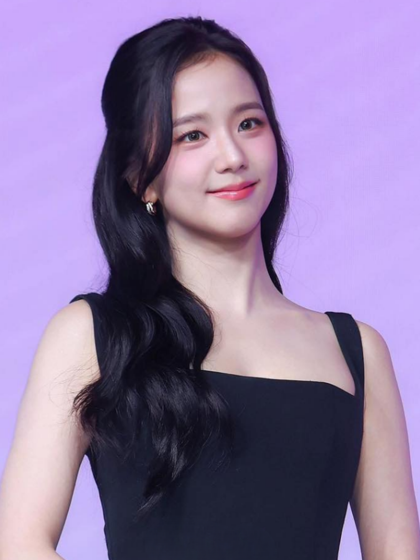 Visual Jisoo tại họp báo Boyfriend on Demand gây sốt truyền thông 2026 5 Visual Jisoo tại họp báo Boyfriend on Demand với đôi môi căng bóng tự nhiên, sử dụng kỹ thuật đánh son chuẩn xu hướng 2026.