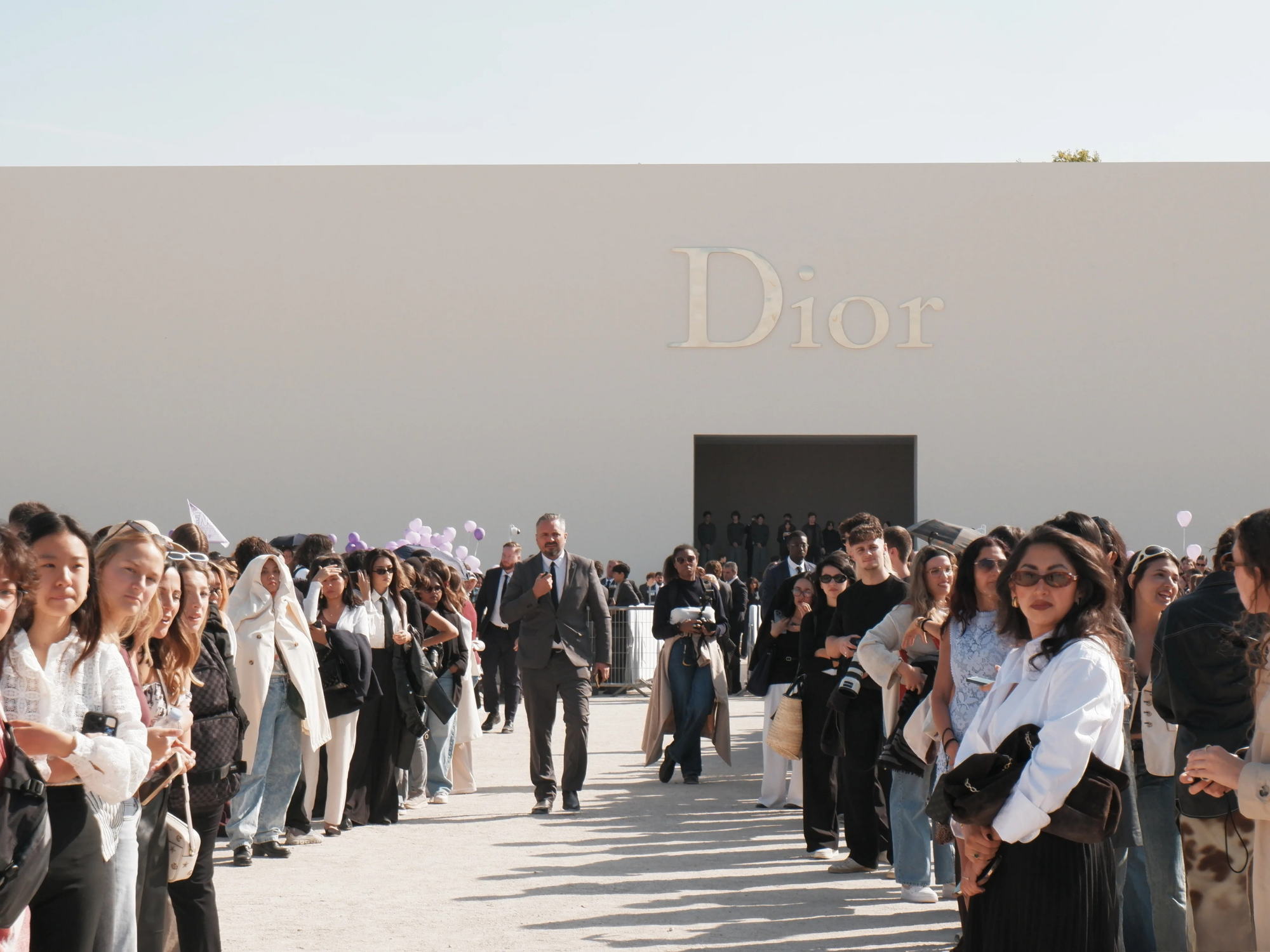 Dior AW26: Dàn sao châu Á chiếm sóng Paris Fashion Week 2026 2 Cận cảnh các thiết kế trong bộ sưu tập Dior AW26 của Maria Grazia Chiuri tại Paris Fashion Week 2026 với phom dáng mạnh mẽ và bảng màu trung tính.
