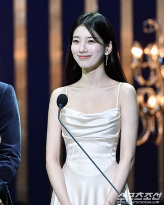 Visual Suzy sáng bừng trong chiếc váy lụa trắng ở lần xuất hiện gần đây