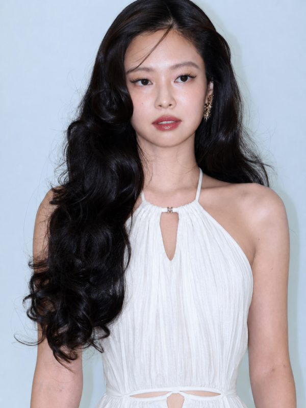 Jennie (BLACKPINK) Chiếm Trọn Spotlight Với Outfit Đầm Cổ Yếm Kiểu Pháp Táo Bạo 7 1474fa7c 29bd 4319 acd3 f7124e8d998e