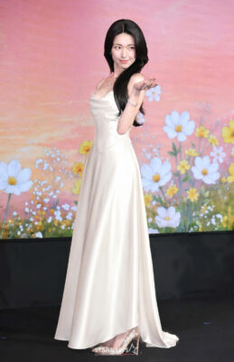 Sức hút khó cưỡng của Ha Young trong “Our Sticky Love” 9 1787139889677 6175249349968635437 6175249349968635437 b730edafc1eef39a71b1a51e99836cfd