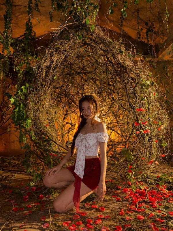 Giải mã thời trang “Thiên thần sa ngã” của Jennie trong MV “Fallen Angel” 6 1788172050028 545154828620609056 3317148085816985528 e51731149b1d6961e3685da7927e20dc