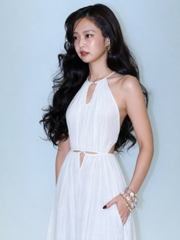 Jennie (BLACKPINK) Chiếm Trọn Spotlight Với Outfit Đầm Cổ Yếm Kiểu Pháp Táo Bạo 6 383c6fb5 04c9 47c8 af16 21a46f185ad1