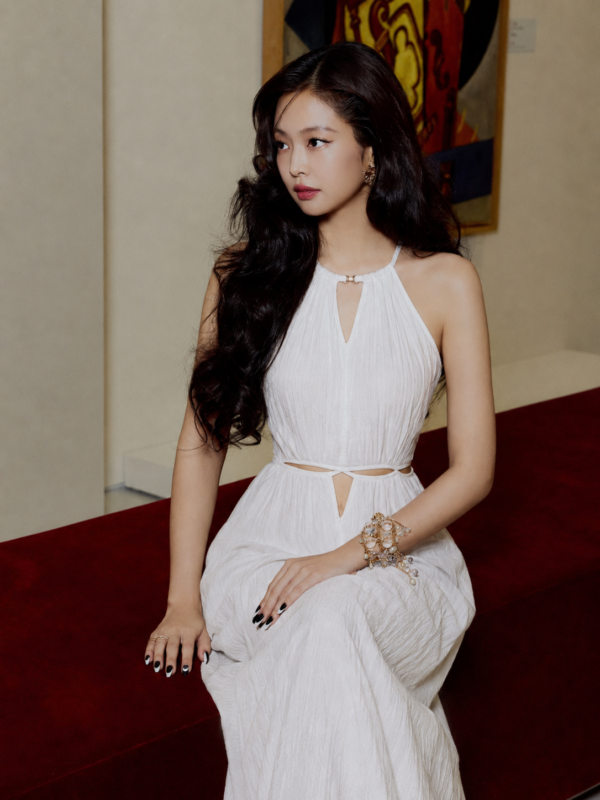 Jennie (BLACKPINK) Chiếm Trọn Spotlight Với Outfit Đầm Cổ Yếm Kiểu Pháp Táo Bạo 2 5e8e4bc4 593f 4179 8368 8a6a0e809a8e