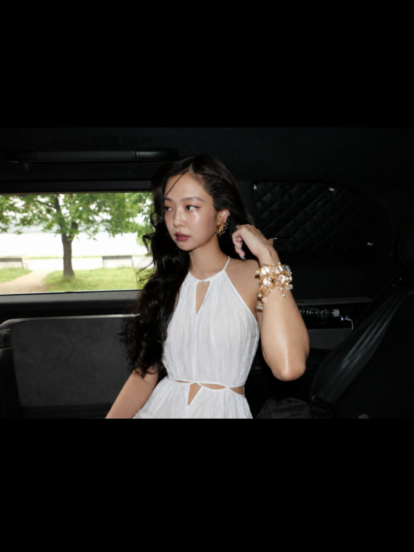 Jennie (BLACKPINK) Chiếm Trọn Spotlight Với Outfit Đầm Cổ Yếm Kiểu Pháp Táo Bạo 3 6a907e95 8439 404c 8f9d 7f58622a00a4