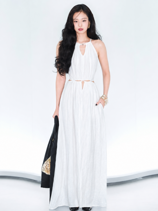 Jennie (BLACKPINK) Chiếm Trọn Spotlight Với Outfit Đầm Cổ Yếm Kiểu Pháp Táo Bạo 5 9cd28b7d 4683 42c0 a0f9 b98a14d86280