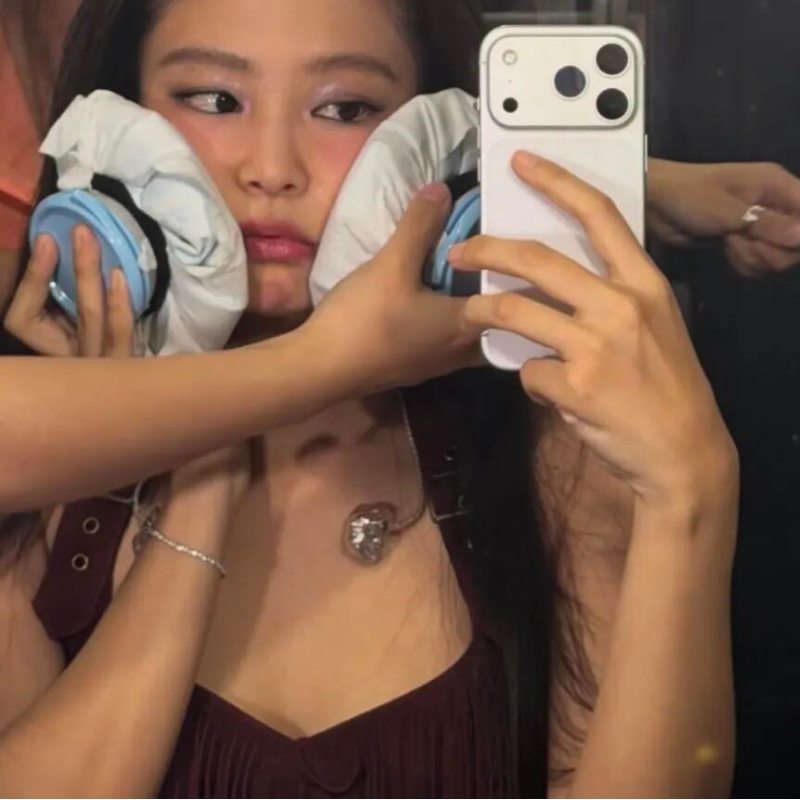 4 bí quyết chăm sóc da giúp BLACKPINK luôn rạng rỡ giữa lịch trình dày đặc? 3 4 bí quyết chăm sóc da giúp BLACKPINK luôn rạng rỡ giữa lịch trình dày đặc?