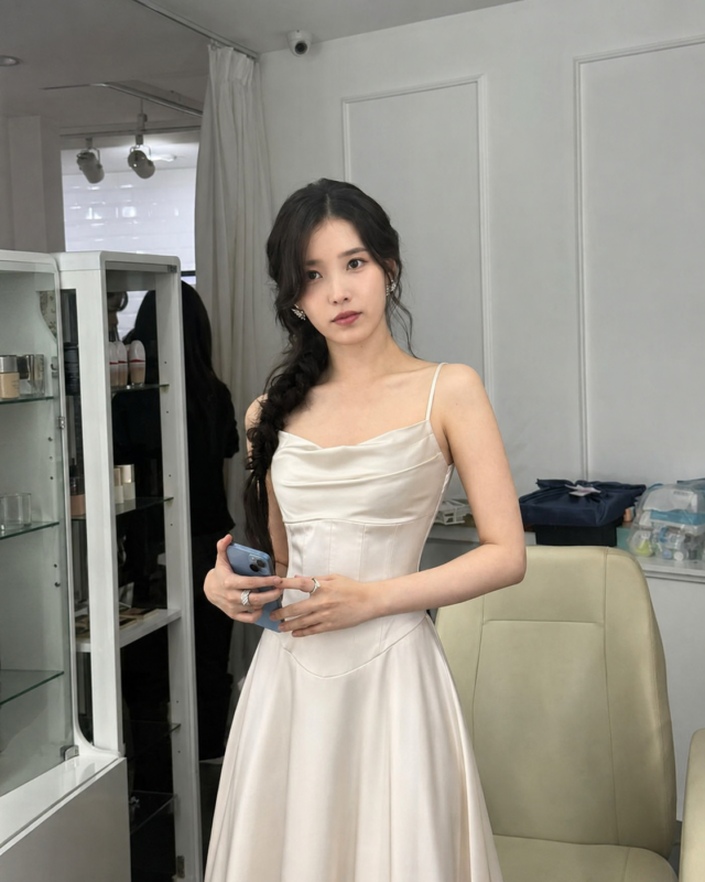 IU Gây Sốt Với Váy Lụa Xếp Ly Kiểu Pháp