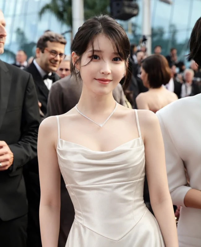 IU Gây Sốt Với Váy Lụa Xếp Ly Kiểu Pháp 6 d3c9a827 bb0d 490c 9ffd e9bc41d3b9ae 650x800 hwl200 8561