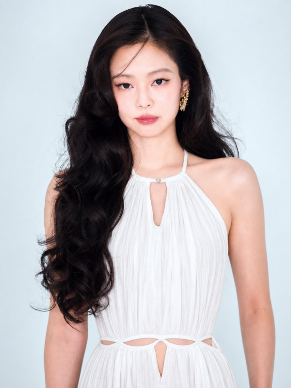 Jennie (BLACKPINK) Chiếm Trọn Spotlight Với Outfit Đầm Cổ Yếm Kiểu Pháp Táo Bạo 10 ef0d2b74 24ad 4a78 9b4a cbda3a47ff2a