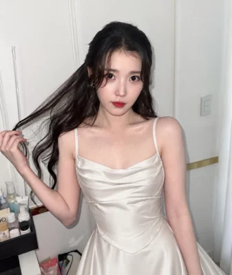 IU Gây Sốt Với Váy Lụa Xếp Ly Kiểu Pháp 9 f7e669ac b942 465c 916b 63a93abc334f 337x400 hwl200 8565